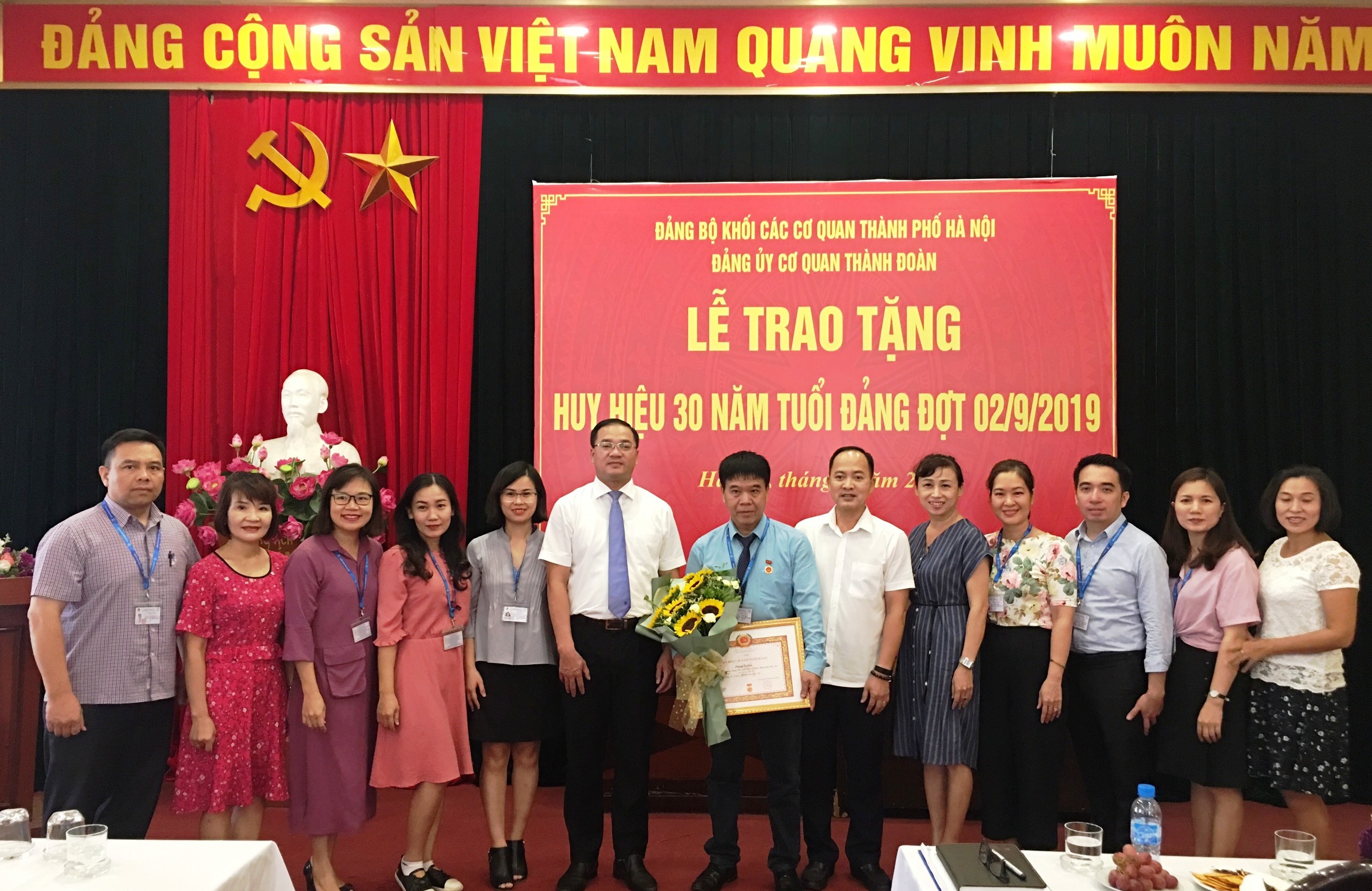 Trao tặng Huy hiệu 30 năm tuổi Đảng