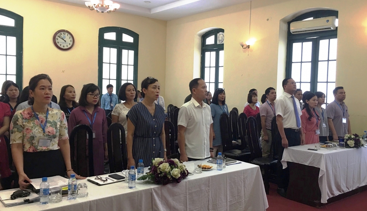 Cán bộ, đảng viên thực hiện nghi lễ chào cờ