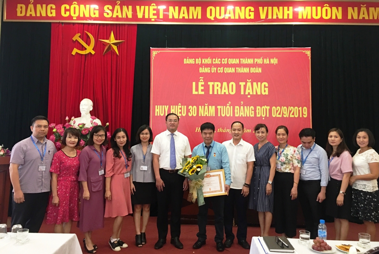 Đồng chí Nguyễn Ngọc Việt, UVBTV Trung ương Đoàn, Bí thư Đảng ủy, Bí thư Thành đoàn, Chủ tịch Hội Liên hiệp Thanh niên Việt Nam Thành phố Hà Nội và các đồng chí cán bộ đảng viên cơ quan Thành đoàn chúc mừng đồng chí Phạm Nghĩa