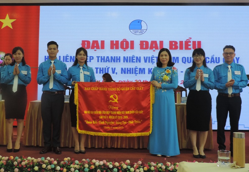 Ban chấp hành Đảng bộ quận Cầu Giấy tặng bức trướng tới đại hội