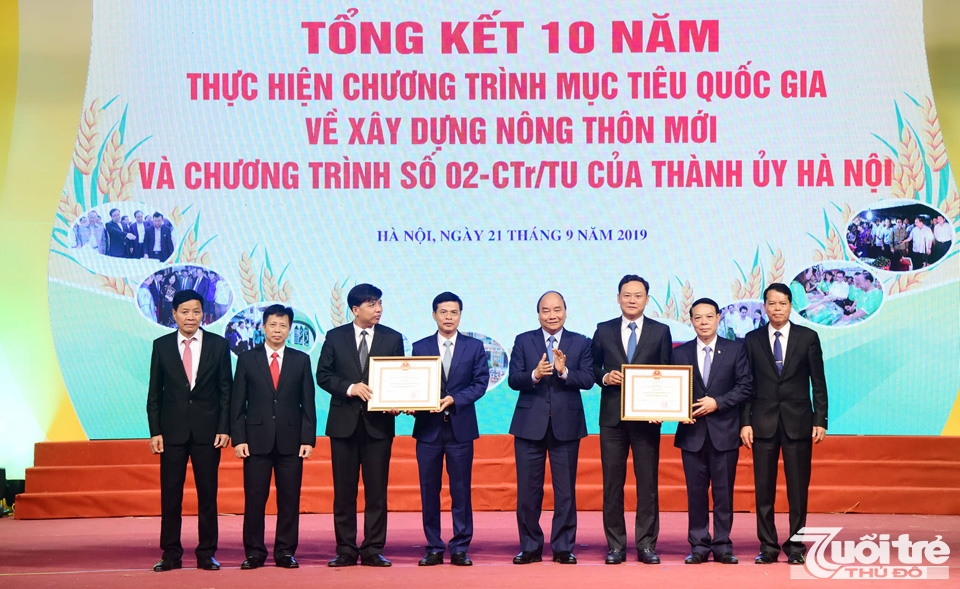 Thủ tướng Chính Phủ Nguyên Xuân Phúc trao bằng công nhận đạt chuẩn nông thôn mới cho hai huyện Gia Lâm và Quốc Oai