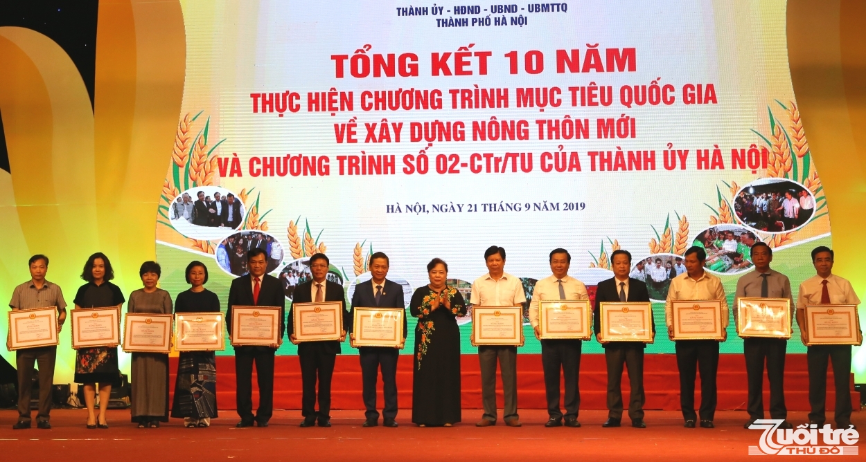 Đồng chí Nguyễn Thị Bích Ngọc, Phó Bí thư Thành ủy, Chủ tịch HĐND thành phố Hà Nội trao Bằng khen của Ban Thường vụ Thành ủy cho các tập thể và cá nhân có thành tích xuất sắc trong thực hiện Chương trình số 02- CTr/TU Thành ủy