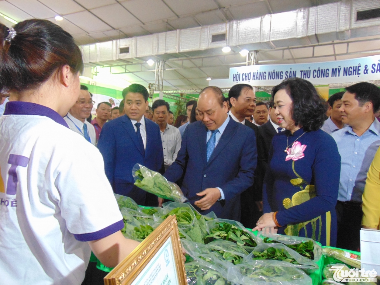 Thủ tướng Chính phủ cùng các đồng chí đại biểu đại diện Trung ương và Thành phố Hà Nội tham quan gian hàng nông sản