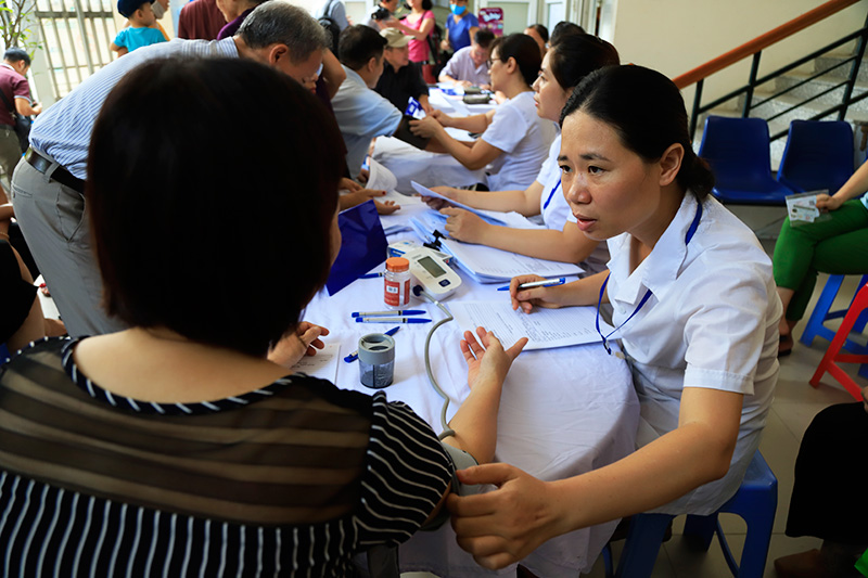 98 giáo viên, nhân viên tại các trường học khu vực phường Hạ Đình và Thanh Xuân Trung được khám sức khoẻ