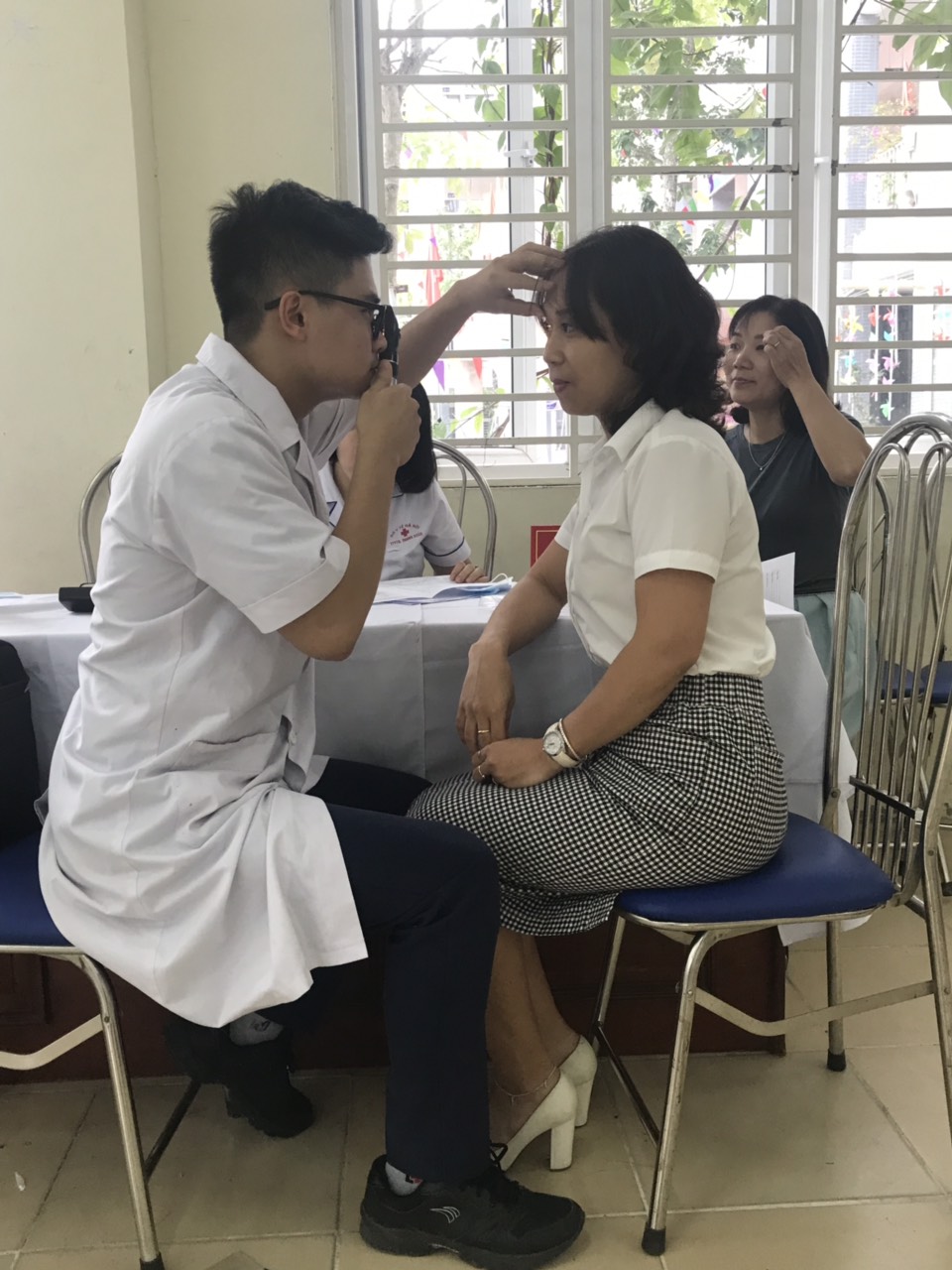 Khám sức khoẻ cho các giáo viên, nhân viên của các trường học tại 2 phường Hạ Đình và Thanh Xuân Trung