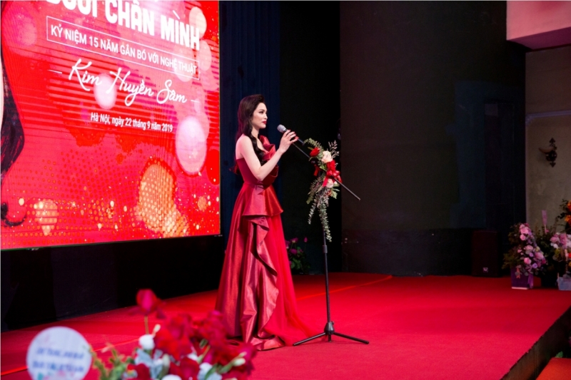 Kim Huyền Sâm thể hiện bài hát