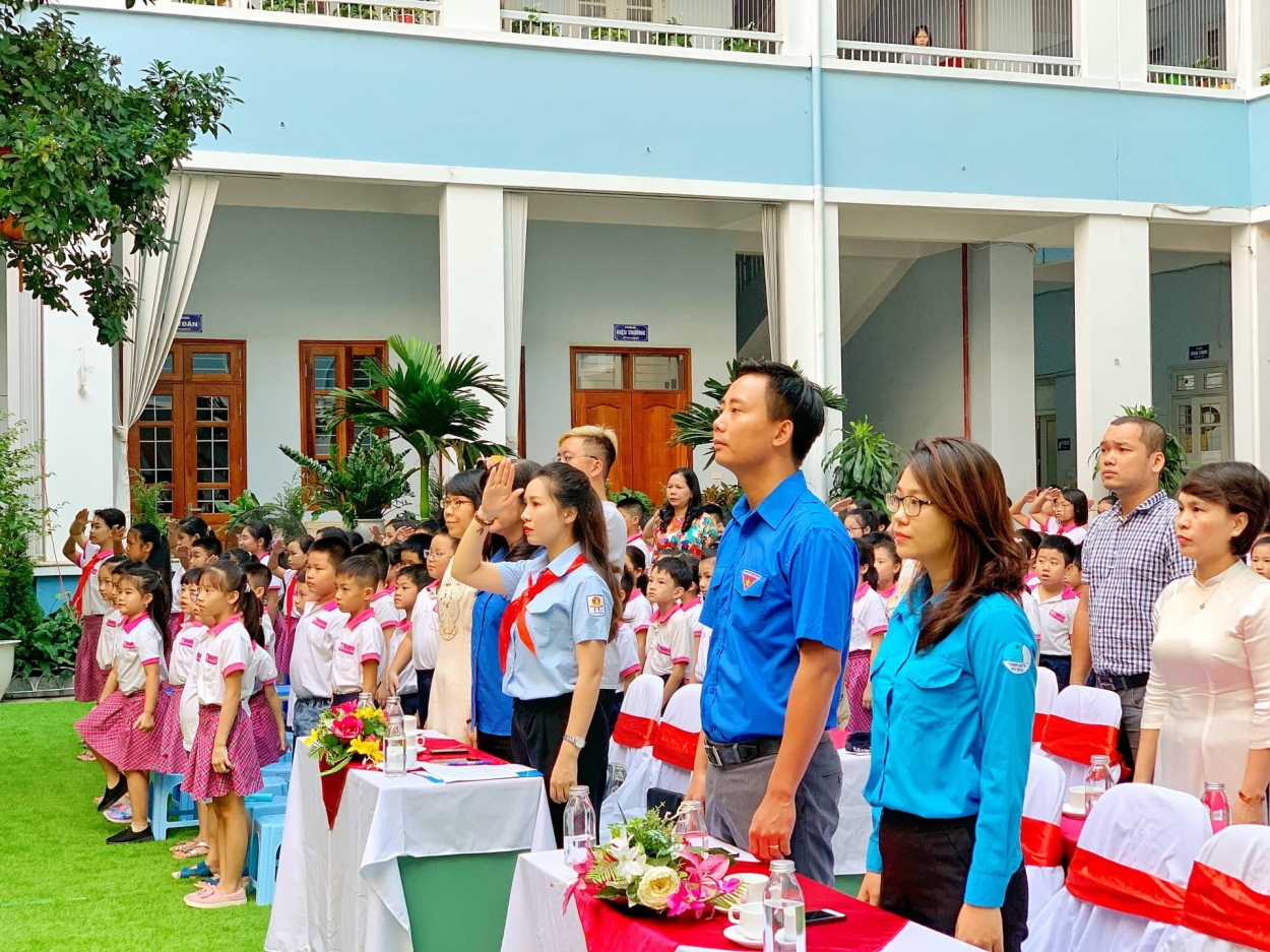 Các đại biểu làm lễ chào cờ