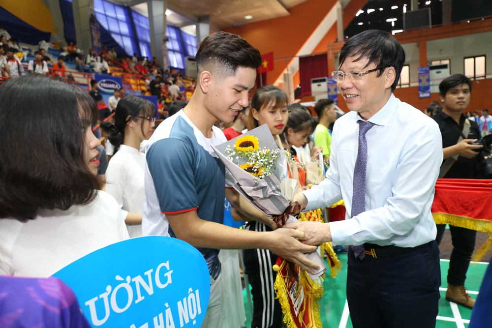 Ông Hồ Quang Lợi - Phó Chủ tịch Thường trực Hội Nhà báo Việt Nam trao hoa tới đại diện các đội tham dự giải