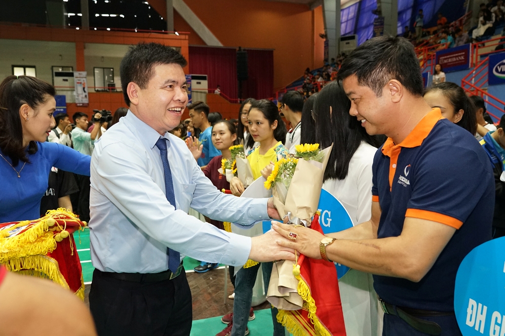 Đồng chí Trần Xuân Hà, Phó trưởng Ban Tuyên giáo Thành ủy Hà Nội, tặng hoa cho đại diện các đoàn vận động viên