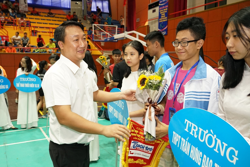 Đồng chí Nguyễn Khánh Bình, Ủy viên BCH Trung ương Đoàn, Phó Bí thư Thường trực Thành đoàn Hà Nội, trao hoa tới đại diện các đoàn vận động viên