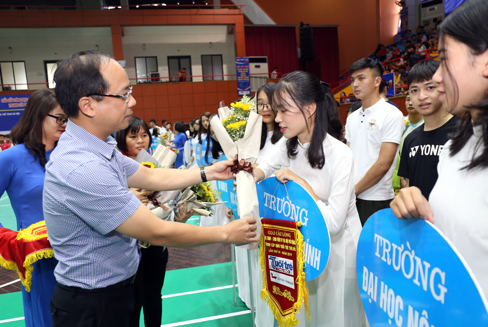 Nhà báo Nguyễn Mạnh Hưng - Tổng Biên tập báo Tuổi trẻ Thủ đô, Trưởng Ban tổ chức giải trao hoa tới các đội tham dự giải