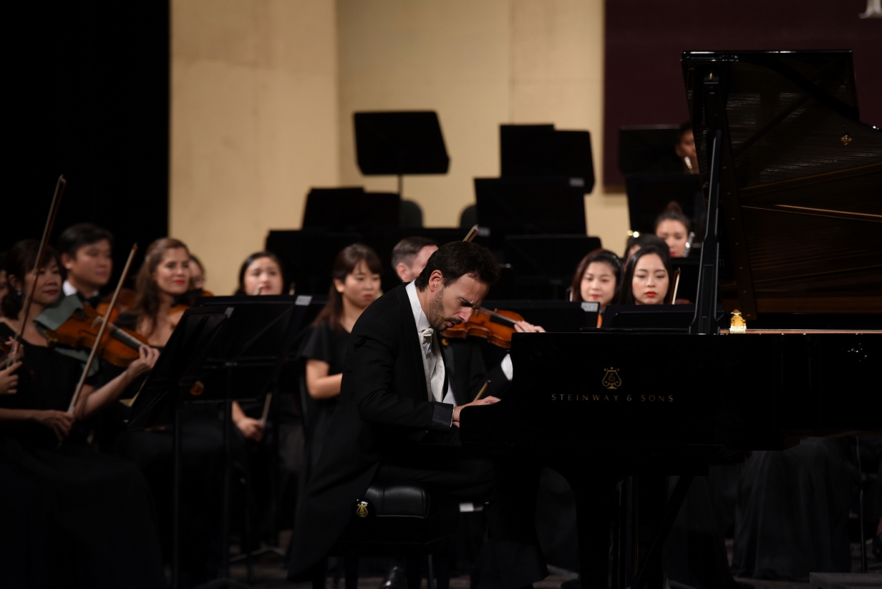 Nghệ sĩ piano Iván Martin trình diễn trong Hoàng đế Concert