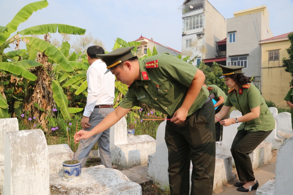 Các cán bộ, chiến sĩ Công an Thành phố Hà Nội dâng hương anh hùng liệt sĩ