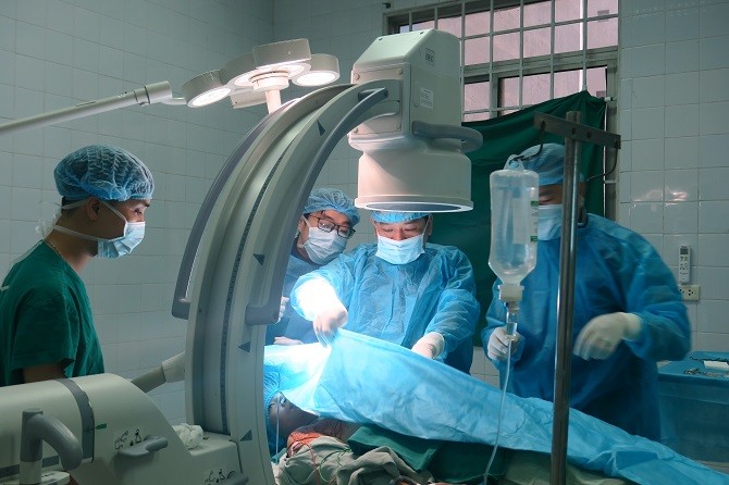 Bệnh viện đa khoa Hà Đông lần đầu tiên thực hiện thành công phẫu thuật đặt máy tạo nhịp tim vĩnh viễn