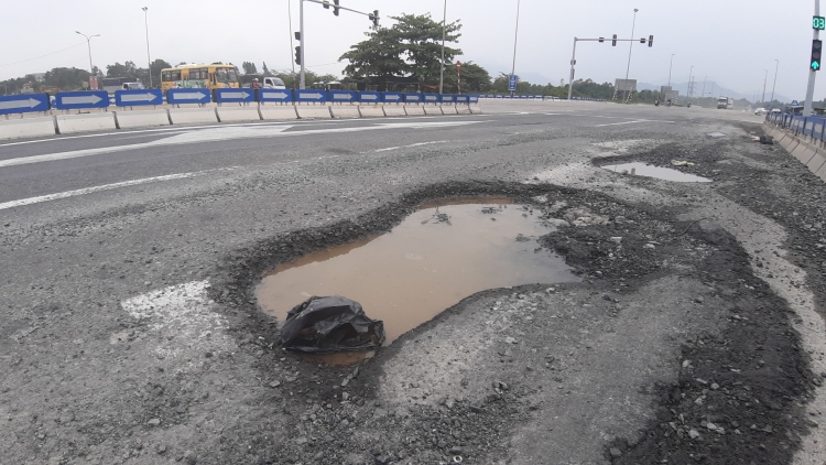 Khu vực xuất hiện ổ gà trên cao tốc Đà Nẵng – Quảng Ngãi đang là “điểm đen” giao thông