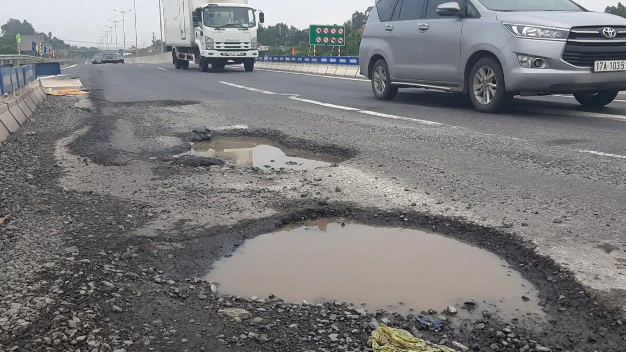 Cao tốc Đà Nẵng – Quảng Ngãi xuất hiện ổ gà vẫn chưa được sửa chữa