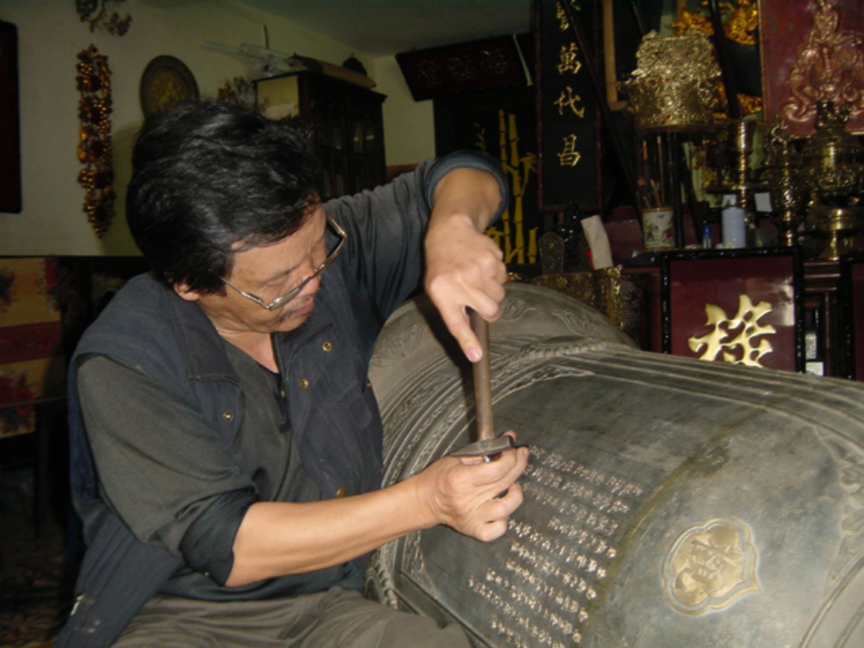 Người tạc chữ lên hàng nghìn chiếc chuông đồng