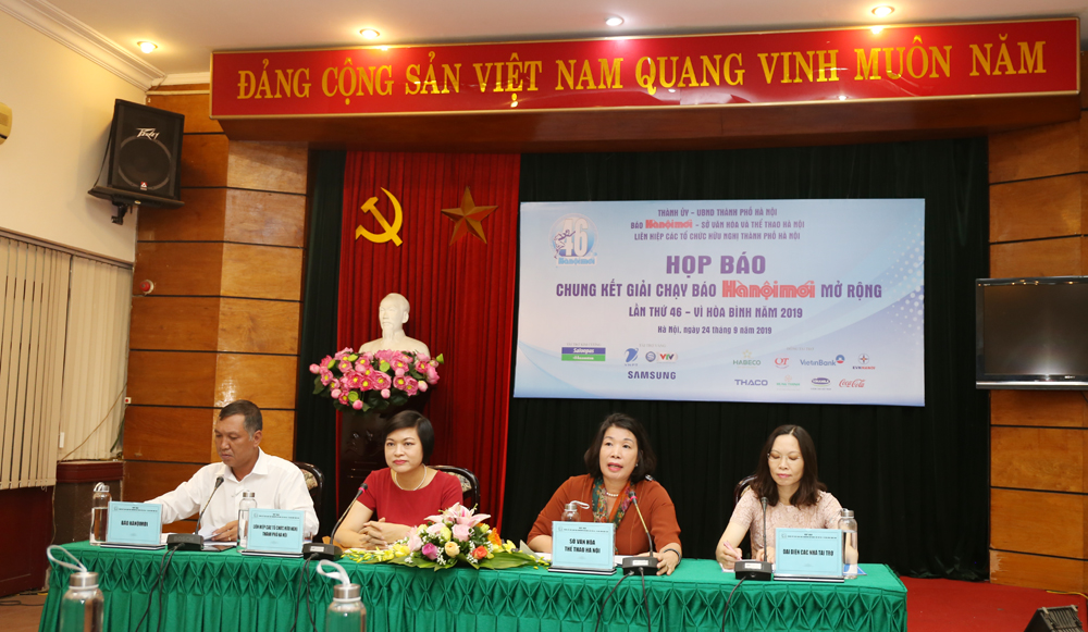 Bà Trần Thị Vân Anh, Phó Giám đốc Sở Văn hóa và Thể thao Hà Nội ( thứ 2 từ phải sang) cung cấp thông tin tới các phóng viên
