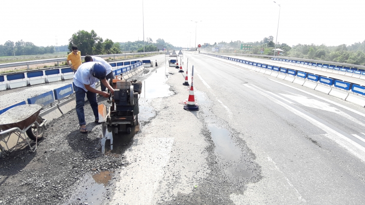 Bắt đầu sửa chữa mặt đường lở loét trên cao tốc 34.000 tỷ Đà Nẵng - Quảng Ngãi