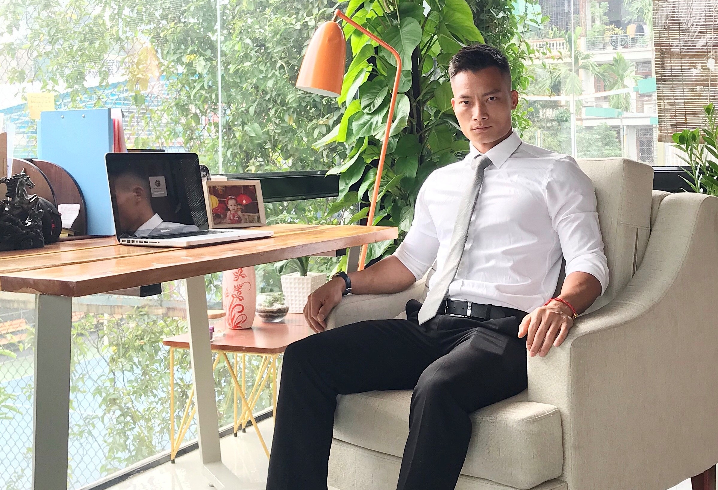 Hãy cháy như một ngọn nến, đừng như que diêm bùng lên rồi vụt tắt…