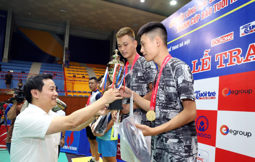 Đồng chí Trần Anh Tuấn, Phó Chánh Văn phòng Thành ủy Hà Nội, trao cúp cho các VĐV