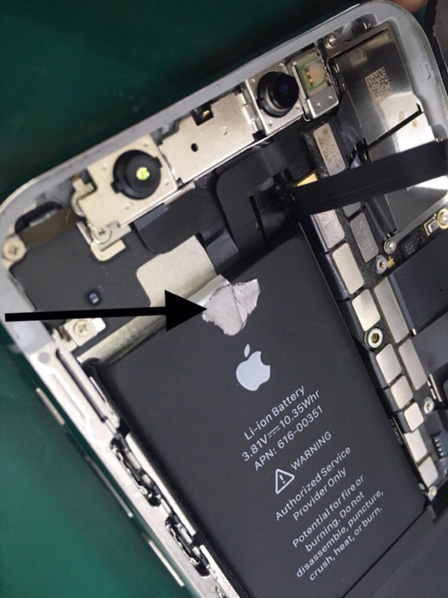 Hình ảnh chiếc điện thoại phía FPT cung cấp cho khách hàng cho thấy Pin sản phẩm có vết rách