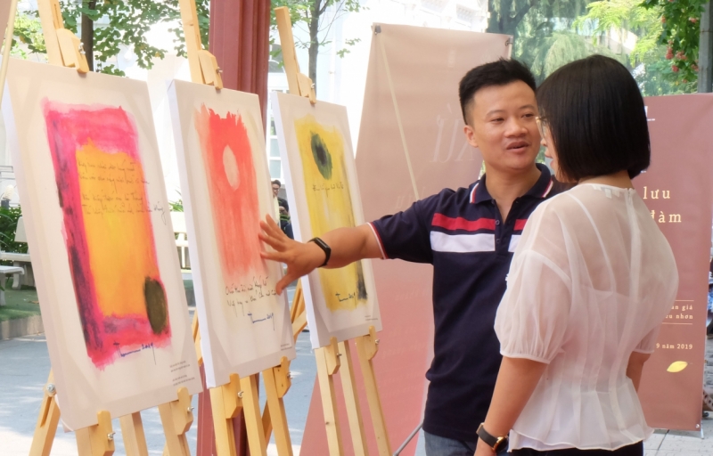 Không gian buổi tọa đàm còn là buổi triển lãm trưng bày các ấn phẩm thơ và các bức phụ bản của nhà thơ Nguyễn Quang Thiều vẽ cho thơ Trần Lê Khánh