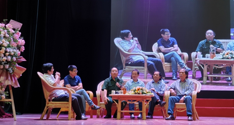 Các khách mời giao lưu, tọa đàm về thơ của Trần Lê Khánh