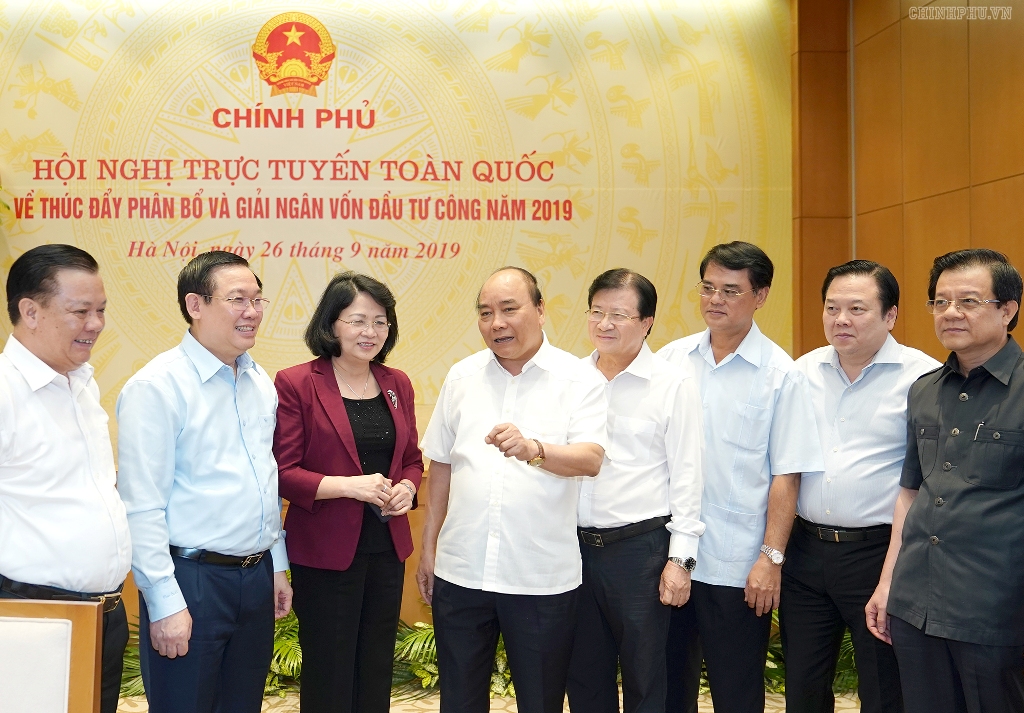 Thủ tướng Nguyễn Xuân Phúc trao đổi với các đại biểu