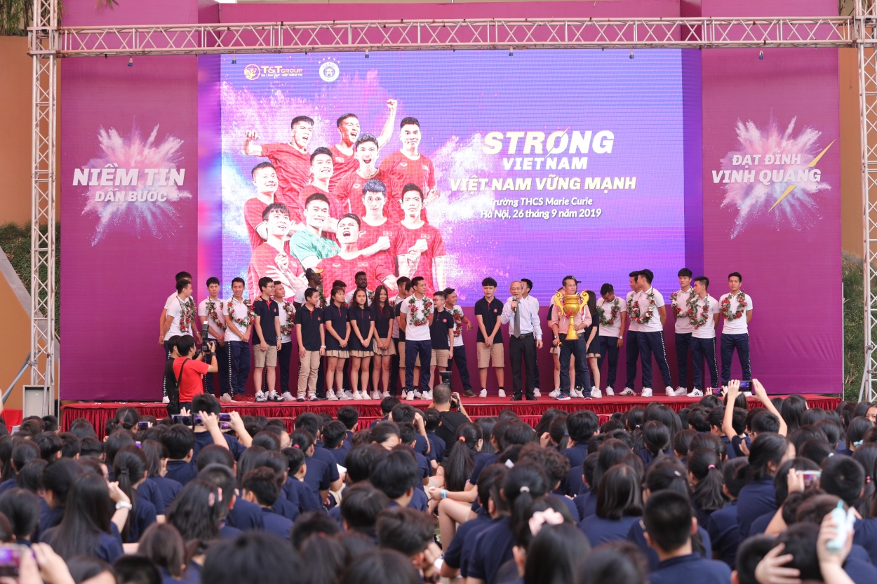 Thầy hiệu trưởng trường Marie Curie thay mặt thầy và trò trong trường tặng chiếc Cup của người hâm mộ dành tặng các cầu thủ CLB bóng đá Hà Nội