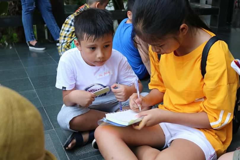 Học sinh chăm chú ghi chép trong một buổi ngoại khóa của thầy Nguyễn Bá Lương