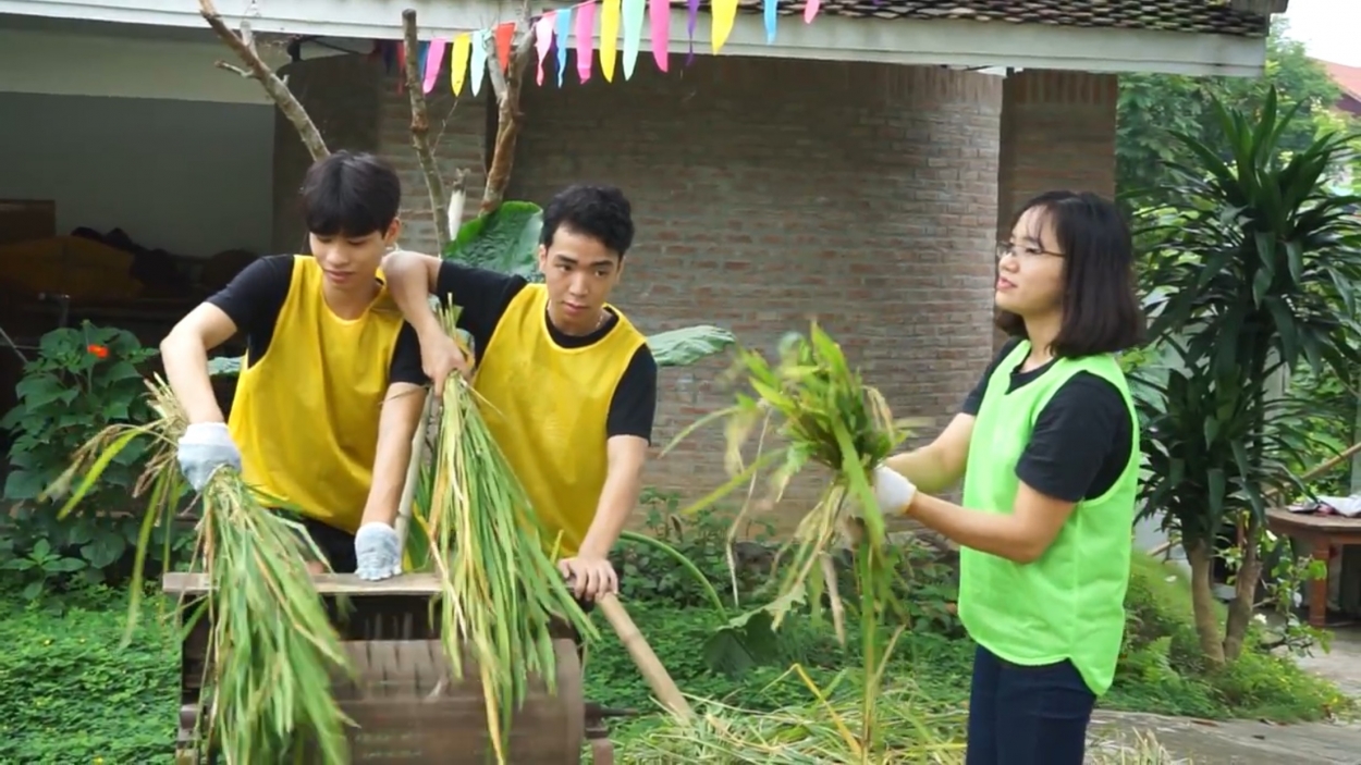 Cô giáo Dương Thu Hà và học sinh trong một buổi trải nghiệm thực tế