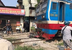 Hà Nội: Tàu hỏa kéo lê xe máy trên đường ray, nam thanh niên tử vong