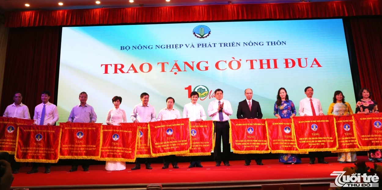 Đồng chí Trần Thanh Nam trao cờ lưu niệm Đơn vị xuất sắc dẫn đầu phong trào thi đua “Cả nước chung sức xây dựng nông thôn mới” giai đoạn 2011 - 2020