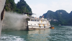Quảng Ninh: Tàu du lịch Yến Ngọc bất ngờ bốc cháy khi đang neo đậu tại Vịnh Hạ Long