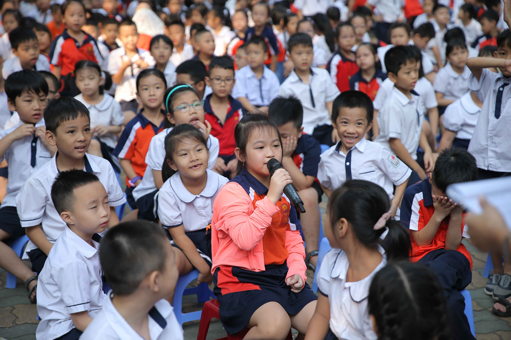 Để truyền tải kiến thức phân loại rác, chương trình đã hỏi đáp, đố vui với nhiều khối lớp học sinh