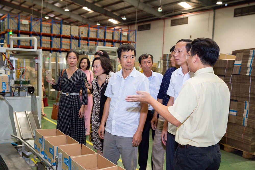Đại diện thầy cô các trường thụ hưởng đến thăm quan dây chuyền Nhà máy sữa đậu nành Vinasoy Bắc Ninh