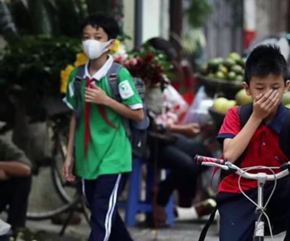  Lo không khí Hà Nội ô nhiễm, phụ huynh “săn lùng” khẩu trang diệt khuẩn