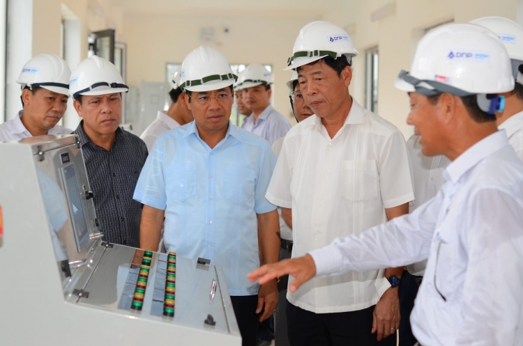 Bí thư Tỉnh ủy Bắc Giang Bùi Văn Hải trong một dịp tham quan nhà máy nước sạch DNP - Bắc Giang của Công ty cổ phần Nhựa Đồng Nai.