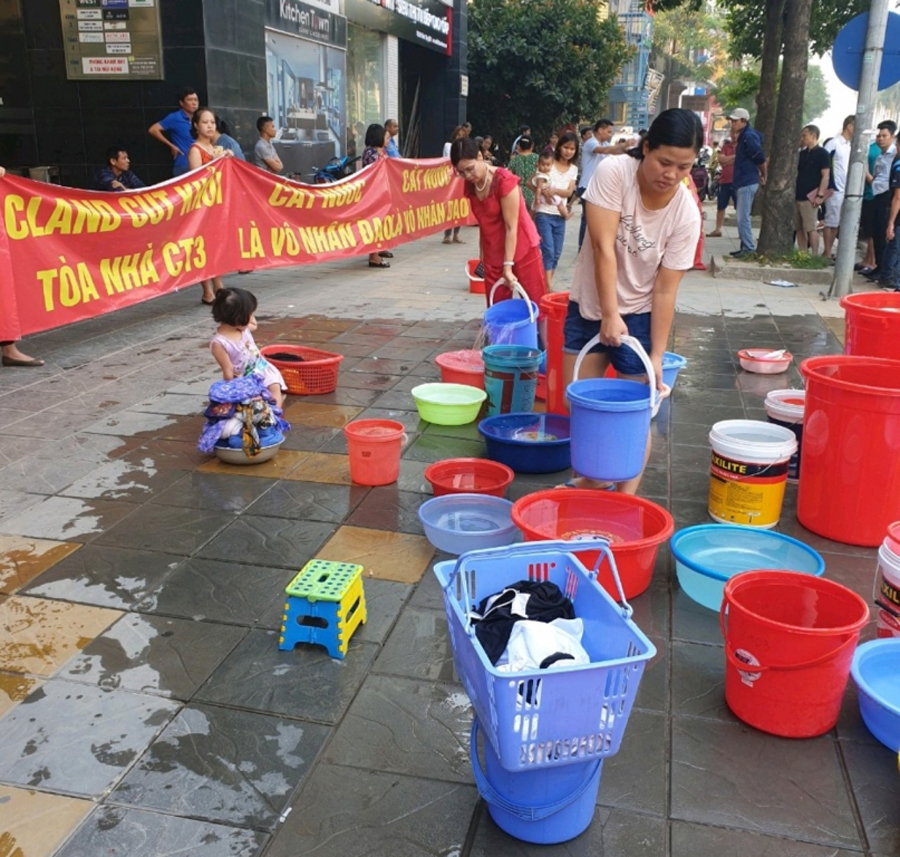 Không chỉ đem băng rôn xuống đường phản đối, có gia đình còn huy động cả trẻ nhỏ xếp hàng chờ lấy nước