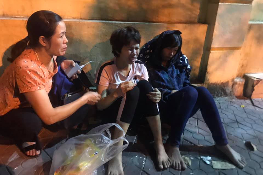 Người nhà của nạn nhân S đau đớn chờ đợi ngoài cổng Trung tâm pháp y Hà Nội để nhận thi thể nạn nhân đưa về mai táng