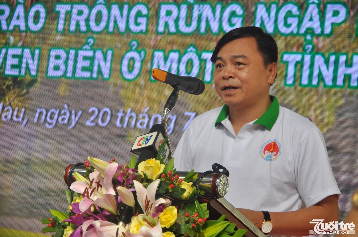 Thứ trưởng Bộ Nông nghiệp và Phát triển nông thôn Nguyễn Hoàng Hiệp phát biểu tại một hội nghị về phòng chống thiên tai