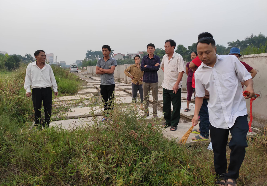 Người thân trong gia đình tài xế Grab quay lại nơi tìm thấy thi thể để làm lễ cầu siêu cho nam thanh niên