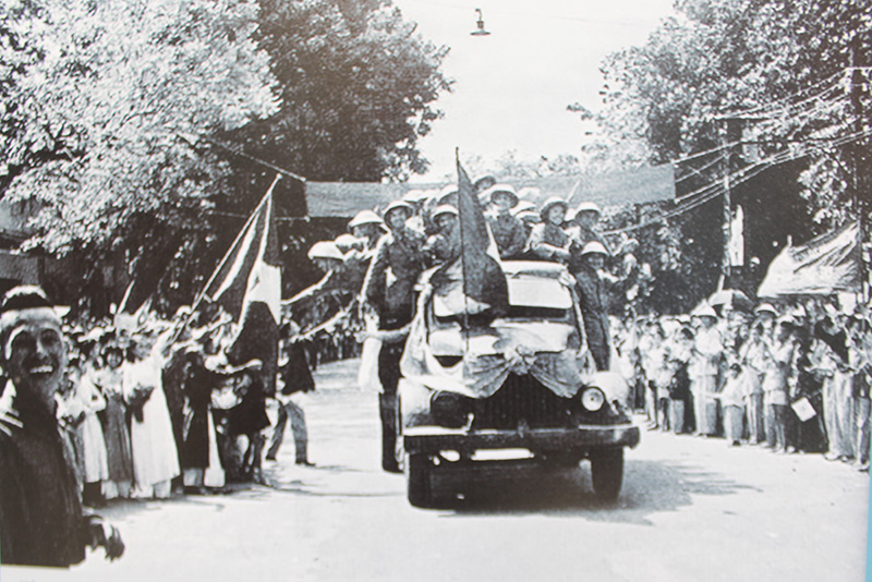 Nhân dân Hà Nội vui mừng đón chào đoàn quân tiến về tiếp quản Thủ đô. Ảnh tư liệu