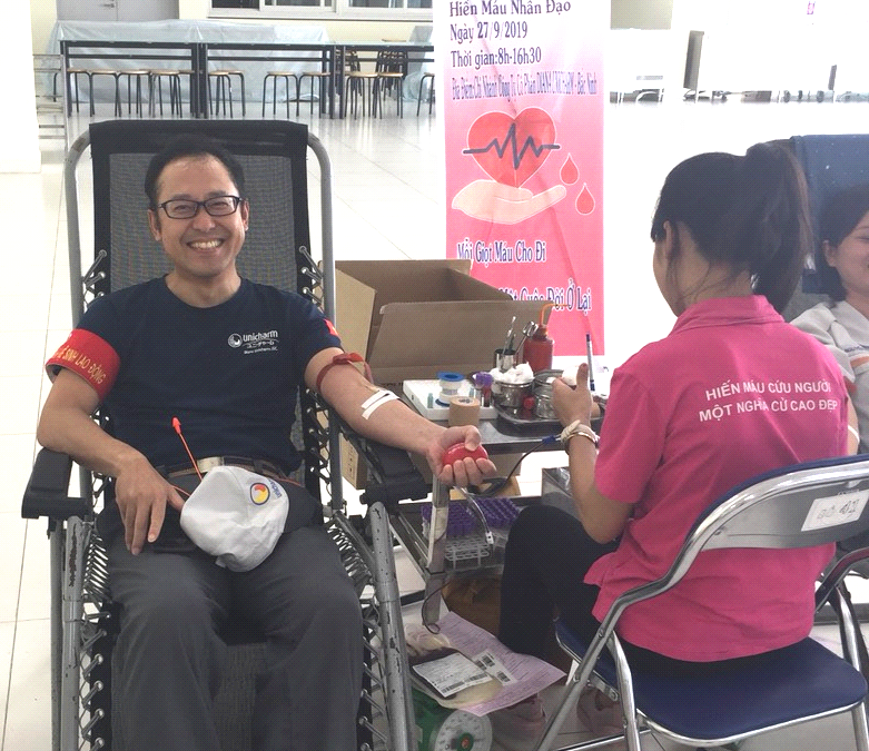 Quản lý sản xuất người Nhật ông Hirokazu Tanaka phấn khởi khi được tham gia hiến máu