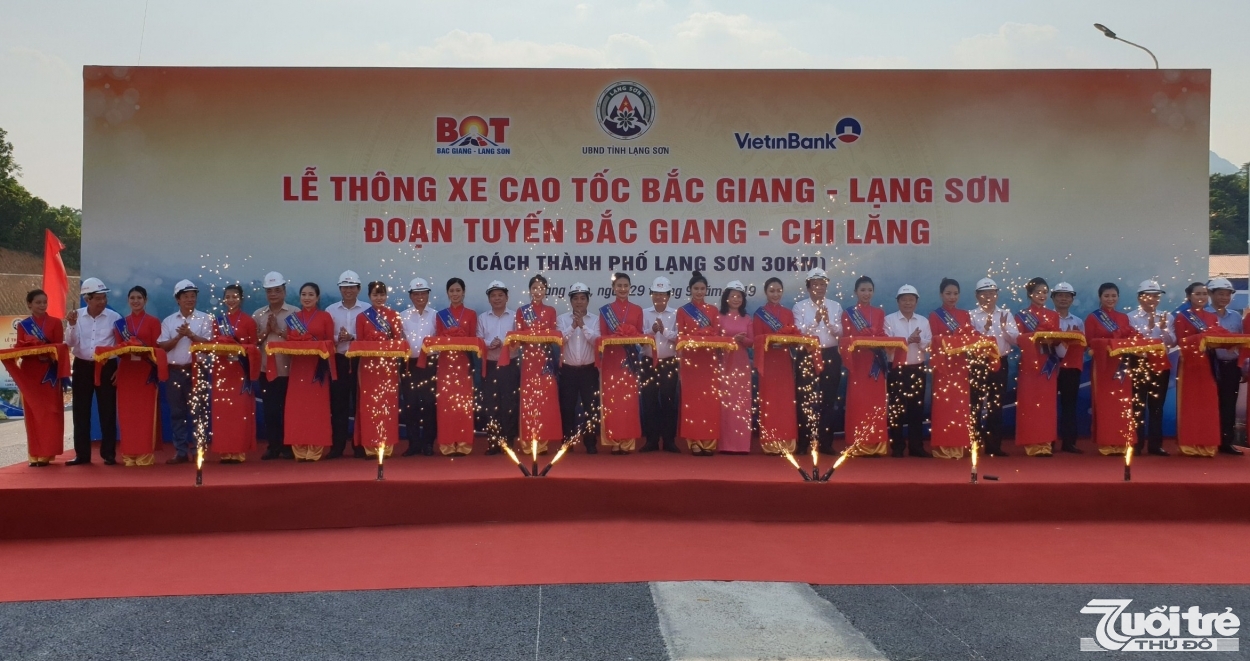 Các đồng chí đại biểu dự cắt băng tại lễ thông xe tuyến cao tốc Bắc Giang - Lạng Sơn