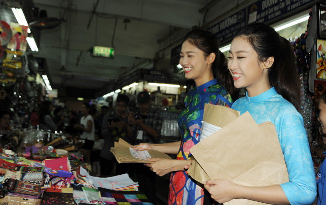 Hoa hậu Ngọc Hân, Mỹ Linh phát 1.000 túi thực phẩm tự tiêu hủy
