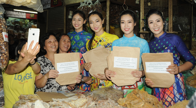 Hoa hậu Ngọc Hân, Mỹ Linh phát 1.000 túi thực phẩm tự tiêu hủy