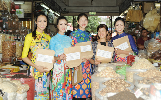 Hoa hậu Ngọc Hân, Mỹ Linh phát 1.000 túi thực phẩm tự tiêu hủy