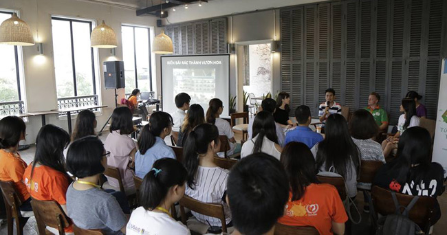 Hoa hậu Ngọc Hân, Mỹ Linh phát 1.000 túi thực phẩm tự tiêu hủy